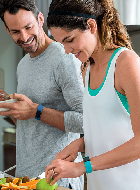 Charge 2 avec des bracelets classiques bleu et bleu-vert.